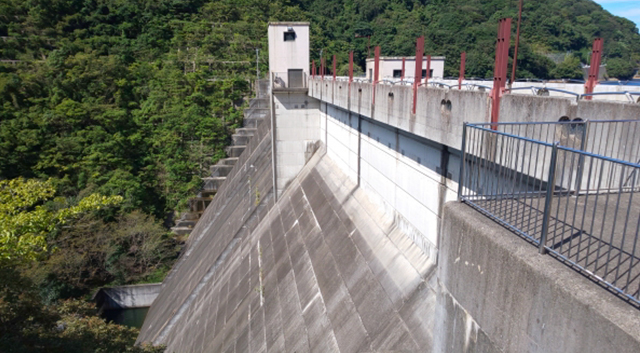 ダムの作業現場